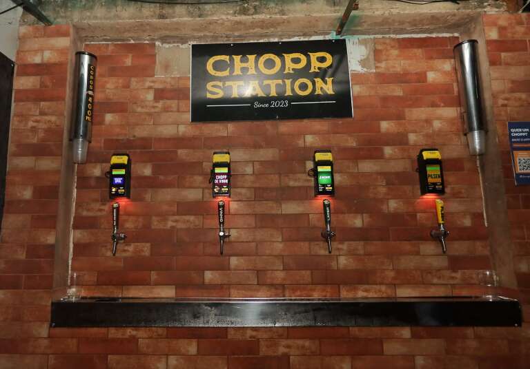 Fonte de chopp 24h no muro de casa virou sensação na Piratininga