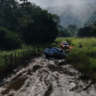Desvio aberto ap&oacute;s queda de ponte tem atoleiros e gera preju&iacute;zo ao com&eacute;rcio