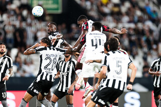 Flamengo vence Botafogo por 3 a 0 com golaço de Léo Pereira Flamengo vence Botafogo por 3 a 0 com golaço de Léo Pereira