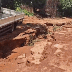 Caminh&atilde;o cai em valeta e bloqueia estrada na Ch&aacute;cara dos Poderes