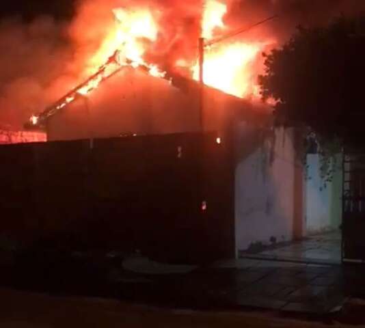 Chamas altas assustam vizinhos e fam&iacute;lia perde tudo em inc&ecirc;ndio na madrugada