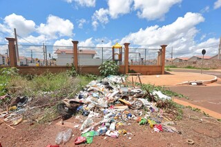 Rua na Vila Nasser vira lixão "a céu aberto" e preocupa moradores Rua na Vila Nasser vira lixão "a céu aberto" e preocupa moradores