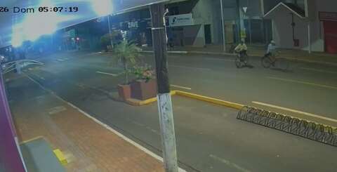 C&acirc;meras flagram furto em loja e criminosos deixam preju&iacute;zo de R$ 10 mil