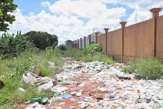 Rua na Vila Nasser vira lix&atilde;o "a c&eacute;u aberto" e preocupa moradores