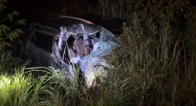 Colis&atilde;o com carreta destr&oacute;i picape na MS-382, mas condutor sai ileso