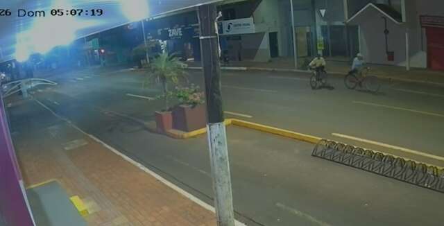 C&acirc;meras flagram furto em loja e criminosos deixam preju&iacute;zo de R$ 10 mil