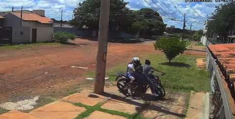 De bicicleta, mulher &eacute; perseguida e derrubada por motoqueiro no Portal Caiob&aacute;