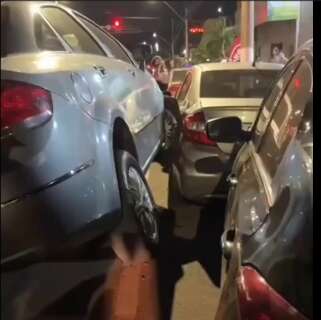 Carro "sobe" em ve&iacute;culo estacionado ap&oacute;s colis&atilde;o em frente &agrave; igreja