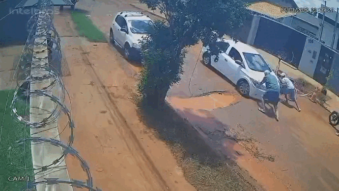 Carro cai em vala aberta durante obra no S&atilde;o Conrado