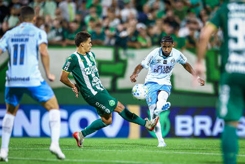 Chapecoense e Gr&ecirc;mio empatam em jogo marcado por falhas defensivas