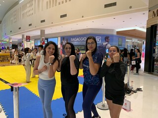 Aula lota com mulheres aprendendo a reagir e fugir em caso de agress&atilde;o