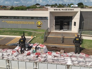 Carga de a&ccedil;&uacute;car escondia R$ 2,4 milh&otilde;es em maconha e motorista acaba preso