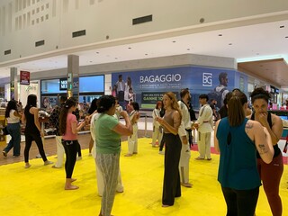 Aula lota com mulheres aprendendo a reagir e fugir em caso de agress&atilde;o