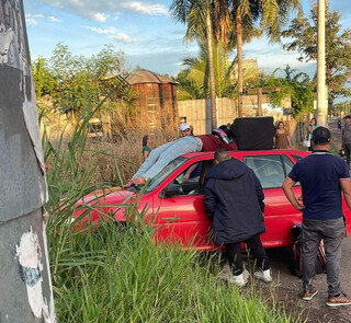 Motociclista “voa” e vai parar em cima de carro após batida na Fábio Zahran Motociclista “voa” e vai parar em cima de carro após batida na Fábio Zahran