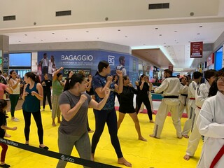 Aula lota com mulheres aprendendo a reagir e fugir em caso de agress&atilde;o