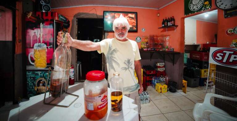 Nelson limpou piscina por 25 anos e decidiu envelhecer em paz no boteco