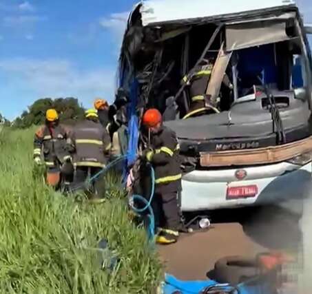 Morre 2&ordf; v&iacute;tima socorrida de &ocirc;nibus que colidiu em carreta parada na BR-267