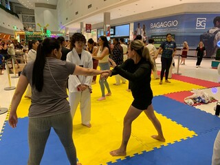 Aula lota com mulheres aprendendo a reagir e fugir em caso de agress&atilde;o