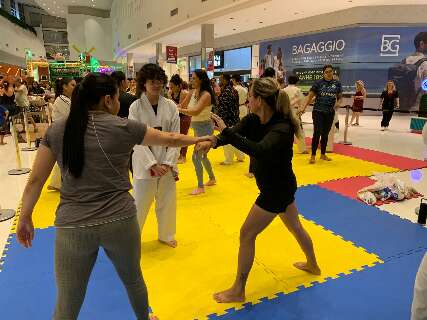 Aula lota com mulheres aprendendo a reagir e fugir em caso de agress&atilde;o