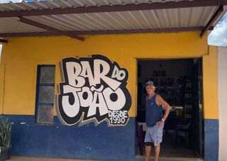 Aos 92 anos, João mantém sozinho bar raiz há mais de três décadas