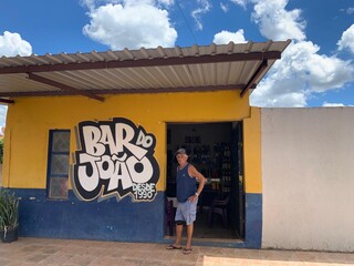 Aos 92 anos, Jo&atilde;o mant&eacute;m sozinho bar raiz h&aacute; mais de tr&ecirc;s d&eacute;cadas