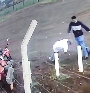 V&iacute;deo mostra execu&ccedil;&atilde;o de interno do semiaberto em frente a pres&iacute;dio 