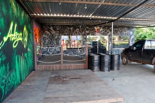 Rapaz que matou um e feriu tr&ecirc;s tem casa invadida e carro incendiado