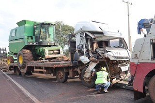 Fam&iacute;lia se livra de ficar presa nas ferragens em engavetamento na BR-163