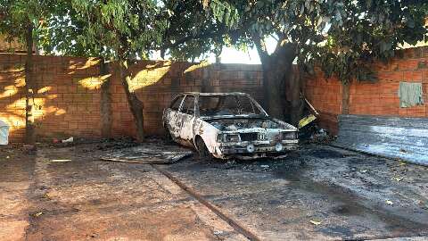 Rapaz que matou um e feriu tr&ecirc;s tem casa invadida e carro incendiado