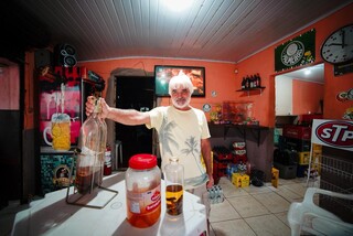 Nelson limpou piscina por 25 anos e decidiu envelhecer em paz no boteco