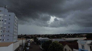 Tempo fecha e nuvens escuras tomam o céu de Campo Grande Tempo fecha e nuvens escuras tomam o céu de Campo Grande