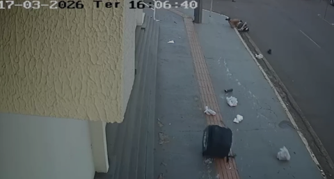 Motoentregador &eacute; arremessado ap&oacute;s colis&atilde;o com carro; veja o v&iacute;deo 