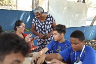 Oficinas levam artesanato e cultura local para alunos da rede p&uacute;blica