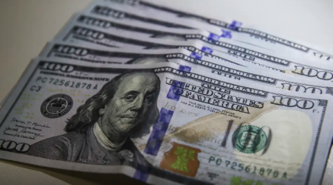 D&oacute;lar cai a R$ 5,20 com melhora do cen&aacute;rio externo e maior apetite por risco