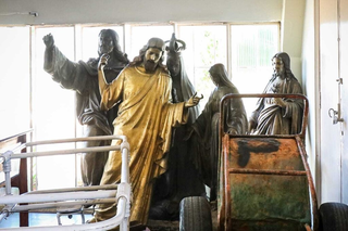 Ap&oacute;s furtos, imagem de Nossa Senhora ser&aacute; transferida de cemit&eacute;rio para igreja