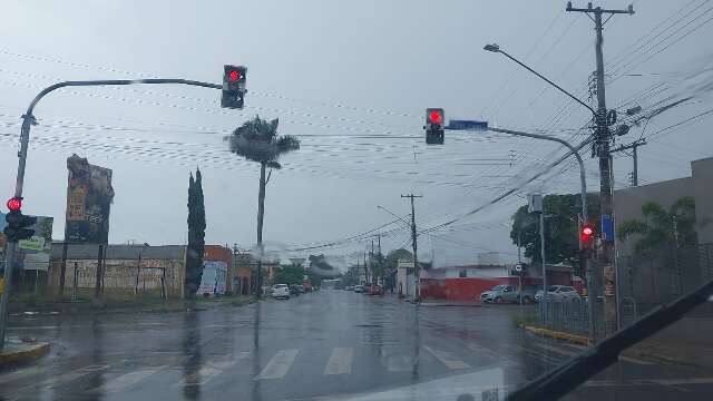 Chuva retorna a Campo Grande com alerta de tempestade e ventos de at&eacute; 100 km/h