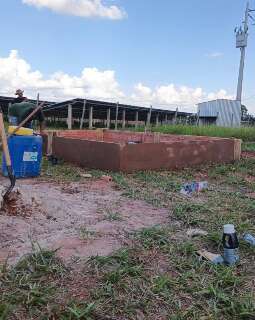 Construtor nega golpe e atribui atrasos a chuvas e falta de funcion&aacute;rios 