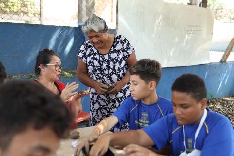 Oficinas levam artesanato e cultura local para alunos da rede p&uacute;blica