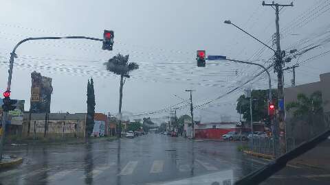 Chuva retorna a Campo Grande com alerta de tempestade e ventos de at&eacute; 100 km/h