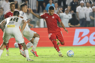 Internacional marca nos acr&eacute;scimos e vence o Santos na Vila Belmiro 