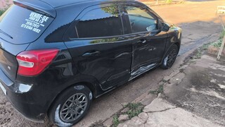 Caminhonete arrasta carro estacionado e causa preju&iacute;zo de R$ 11,5 mil