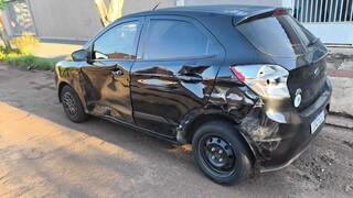 Caminhonete arrasta carro estacionado e causa preju&iacute;zo de R$ 11,5 mil