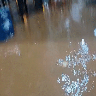 &Aacute;gua invade supermercado, ruas e casas durante temporal em Maracaju