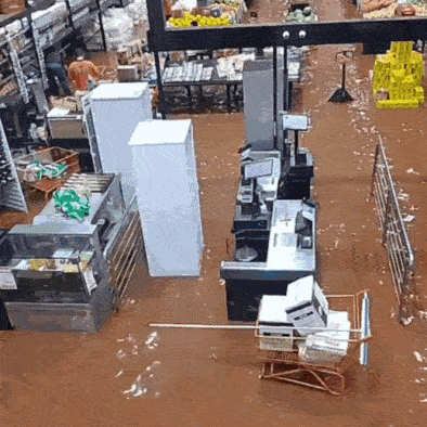 &Aacute;gua invade supermercado, ruas e casas durante temporal em Maracaju