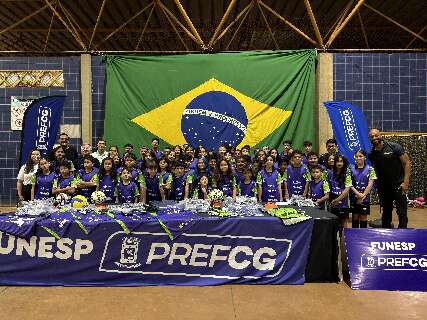 Entre gols e saques, projeto abre caminho para jovens em Campo Grande