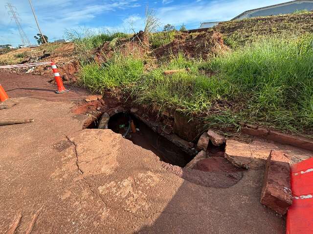 Eros&otilde;es exp&otilde;em tubula&ccedil;&otilde;es e afetam seguran&ccedil;a em avenida movimentada