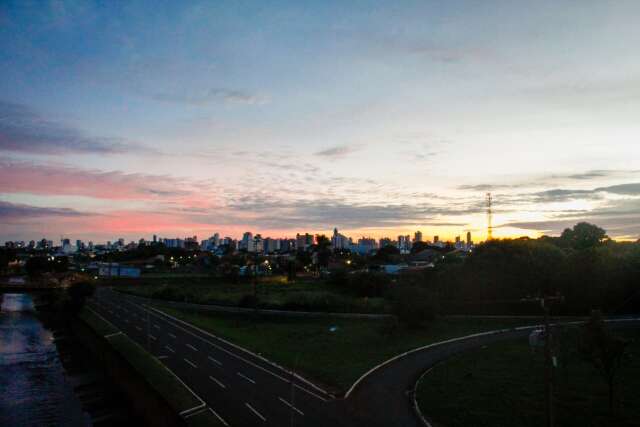 Ver&atilde;o come&ccedil;a a se despedir com chance de chuva e calor de 32&deg;C