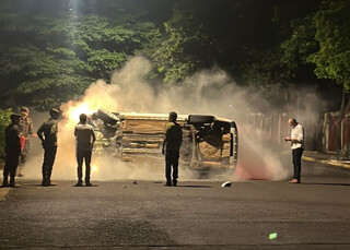 Motorista perde controle e carro tomba ap&oacute;s bater em &aacute;rvore no Bairro Amambai