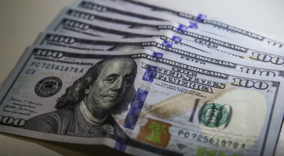 D&oacute;lar cai a R$ 5,215 com corte da Selic; Bolsa fecha em leve alta