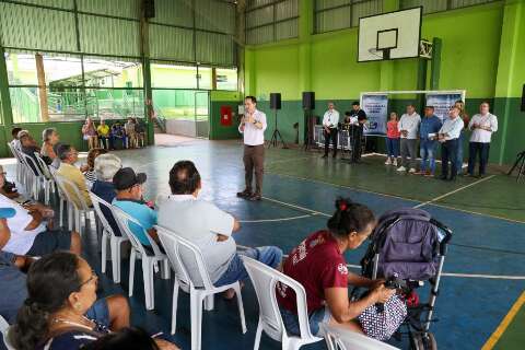 Escritura na m&atilde;o, al&iacute;vio no peito: fam&iacute;lias do Parati deixam espera de 40 anos